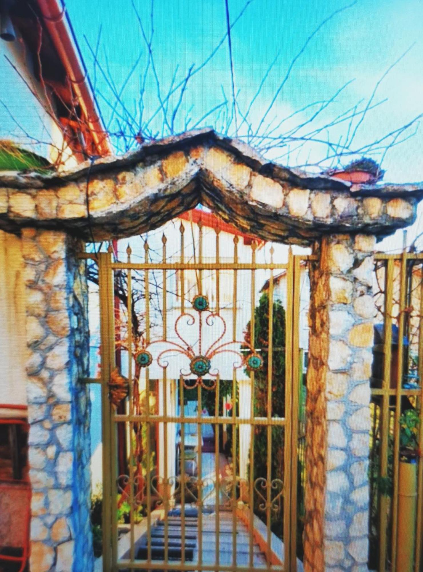 Rest & Recharge 4Bdr Apt- Free Parking, Ac & Garden サラエヴォ エクステリア 写真